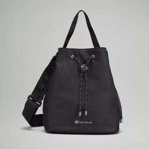 NWT Lululemon Drawstring Bucket Crossbody Bag